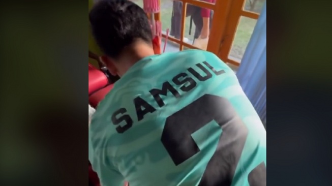 Gibran ganti baju bola di rumah warga pakai jersey Samsul.  (bidik layar)