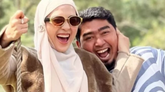 Gabungan Kekayaan Ustaz Solmed dan Istri, Pantas Bisa Punya Rumah Mewah Mirip Resort