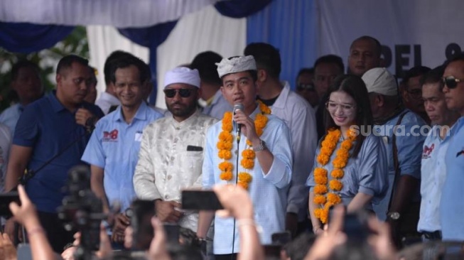 Cawapres nomor urut dua, Gibran Rakabuming Raka didampingi sang istril, Selvi Ananda saat berkampanye di Bali. (ist)