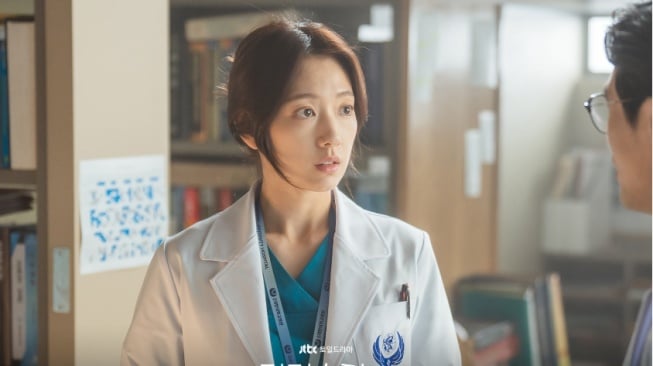 Comeback Usai Lahiran, Park Shin Hye Jadi Dokter Gila Kerja di Drama Korea Doctor Slump