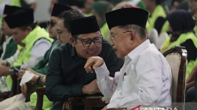 Wakil Presiden ke-10 dan 12 RI Jusuf Kalla dan cawapres nomor urut 1 Muhaimin Iskandar (kiri) berbincang saat menghadiri "Konsolidasi Akbar Anies & Muhaiminin AMIN Jawa Timur" di DBL Arena, Kota Surabaya, Jawa Timur, Rabu (10/1/2024). (ANTARA/Moch Asim)