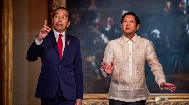 Presiden Indonesia Joko Widodo, bersama Presiden Filipina Ferdinand Marcos Jr. saat kunjungannya di Istana Malacanang, di Manila, Filipina, Rabu (10/1/2024). [Ezra Acayan/Pool/AFP]