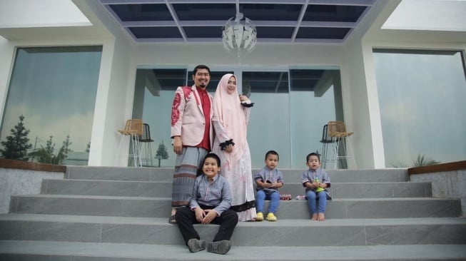 Villa mewah Ustaz Solmed dan April Jasmine. (Instagram/@sulthan_palace)