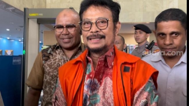 Mantan Menteri Pertanian (Mentan) Syahrul Yasin Limpo usai diperiksa Dewas KPK. (Suara.com/Yaumal)