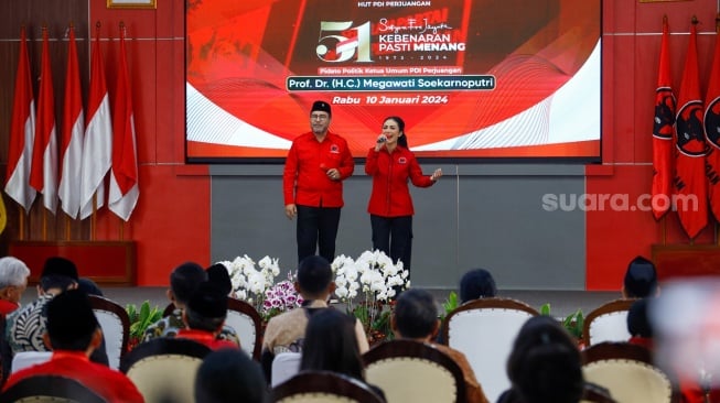 Penyanyi sekaligus Kader PDI Perjuangan Harvey Malaihollo (kiri) dan Krisdayanti (kanan) bernyanyi saat perayaan HUT ke-51 PDIP di Sekolah Partai Lenteng Agung, Jakarta, Rabu (10/1/2024). [Suara.com/Alfian Winanto]
