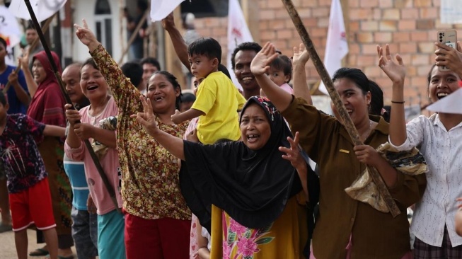 Potret Emak-emak Sambut Prabowo di Palembang, Tersenyum Lebar Hingga Berebut Salaman