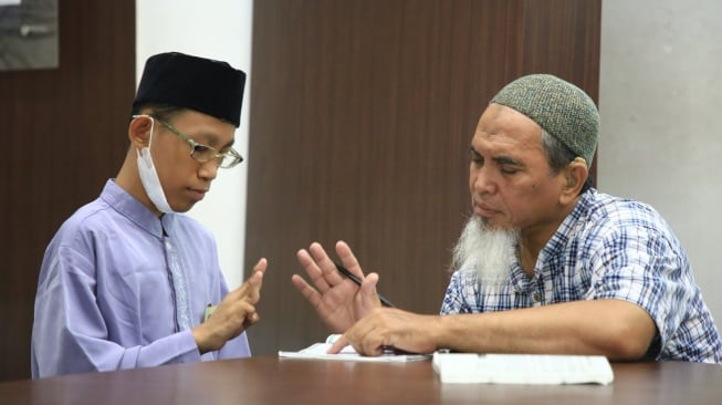 Tunarungu Bisa Belajar Alquran Isyarat Gratis di Masjid Raya Al Azhom Tangerang, Catat Jadwalnya!