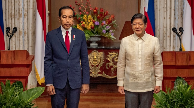 Presiden Indonesia Joko Widodo, bersama Presiden Filipina Ferdinand Marcos Jr. saat kunjungannya di Istana Malacanang, di Manila, Filipina, Rabu (10/1/2024). [Ezra Acayan/Pool/AFP]