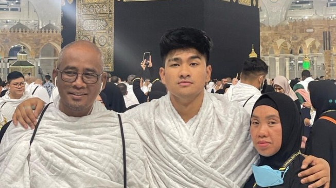 Potret Satria Ananta bersama orang tuanya di depan Ka'bah (Instagram)