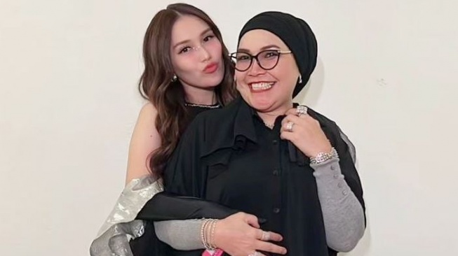 Ayu Ting Ting dan ibu, Umi Kalsum. (Instagram/mom_ayting92_)