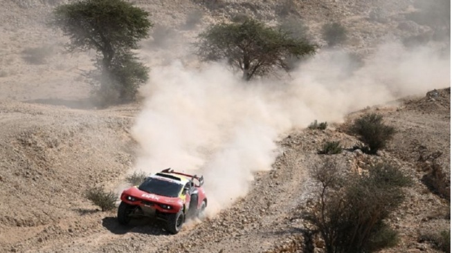 Pereli Prancis Sebastien Loeb dari tim BRX memenangi etape empat reli Dakar 2024 dari Al Salamiya ke Al Hofuf, Arab Saudi pada Selasa (9/1/2024) [AFP/Patrick Hertzog]