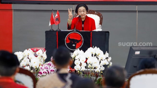 Ketua Umum PDI Perjuangan Megawati Soekarnoputri menyampaikan pidato politiknya saat perayaan HUT ke-51 PDIP di Sekolah Partai, Lenteng Agung, Jakarta, Rabu (10/1/2024). [Suara.com/Alfian Winanto]