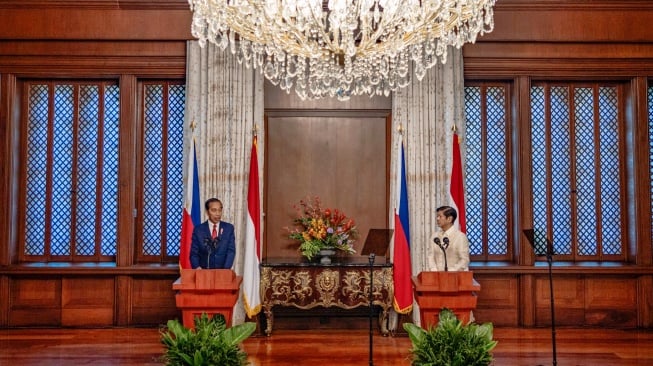 Presiden Indonesia Joko Widodo, bersama Presiden Filipina Ferdinand Marcos Jr. saat kunjungannya di Istana Malacanang, di Manila, Filipina, Rabu (10/1/2024). [Ezra Acayan/Pool/AFP]