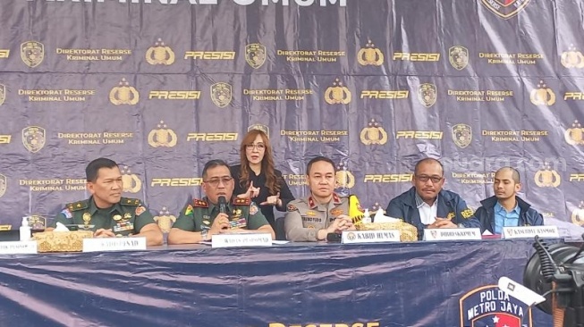 Polda Metro Jaya merilis kasus pencurian mobil libatkan anggota TNI di Sidoarjo. (Suara.com/M Yasir)