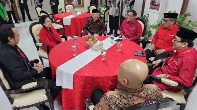 Ketua Umum PDIP Megawati Soekarnoputri, Wakil Presiden Ma'ruf Amin, Sekretaris Kabinet Pramono Anung, Sekjen PDIP Hasto Kristiyanto, Menkumham Yasonna H Laoly, Teten Masduki dan Prananda Prabowo duduk di meja bundar di acara HUT ke-51 PDIP, Jakarta Selatan, Rabu (10/1/2024). (Dok. DPP PDIP)