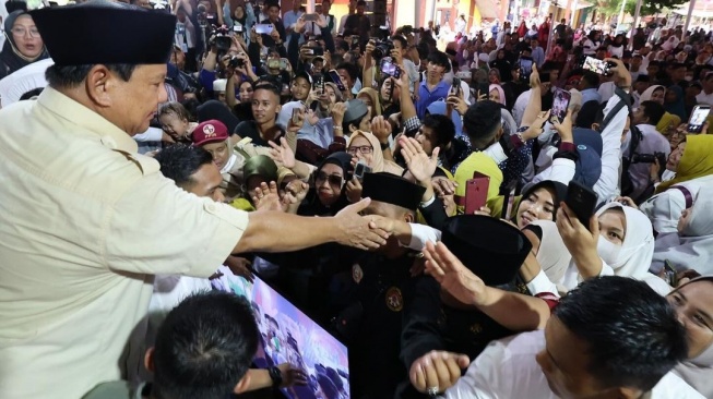 Potret emak-emak berebut salaman dengan Prabowo Subianto di Palembang, Sumatra Selatan. [Instagram @prabowo]