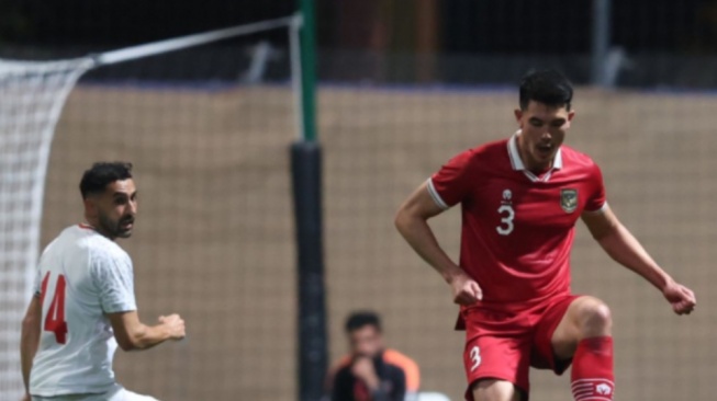 Timnas Indonesia kalah telak dari Iran 0-5 dalam laga uji coba, hasil yang sama juga diterima Vietnam yang kalah dari Kyrgiztan 1-2. (pssi.org)