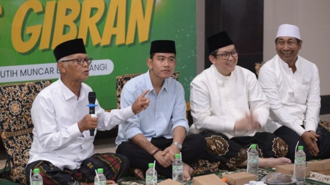  K. H. Anwar Iskandar (Paling kiri) bersama Gibran saat "Silaturahmi Ulama dan Santri Bersama Mas Gibran" di Kabupaten Banyuwangi, Jawa Timur pada Rabu (10/1/2024)   [ANTARA/HO-Tim media Gibran Rakabuming Raka]