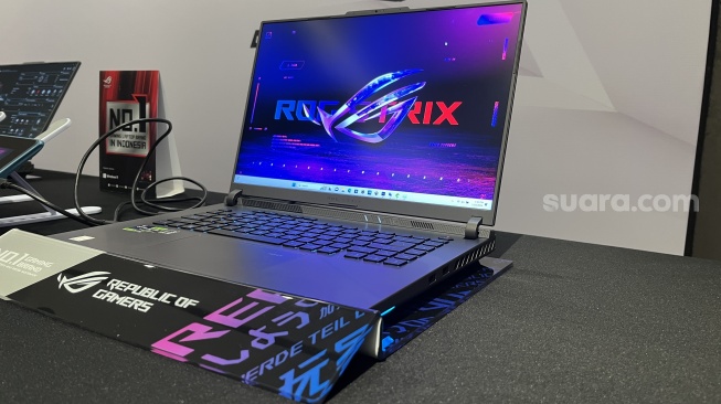 Laptop gaming Asus ROG Strix G16 dijadwalkan meluncur ke Indonesia Februari 2024. [Suara.com/Dicky Prastya]