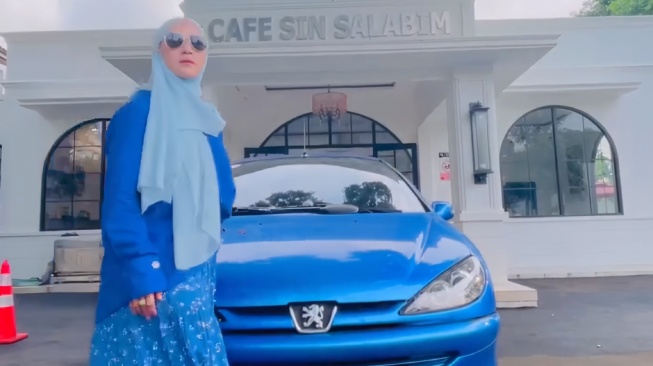 Istri Ustaz Solmed, April Jasmine dan mobil Peugeot 206. (Instagram)