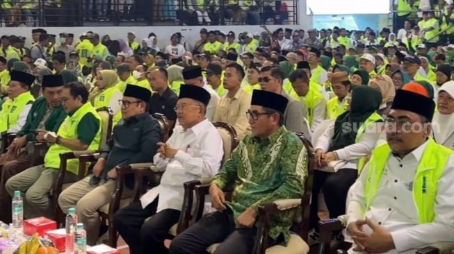 Jusuf Kalla didampingi Muhaimin Iskandar saat mengadiri acara relawan AMIN di Surabaya, Jatim. (tangkapan layar/akun media sosial Cak Imin)