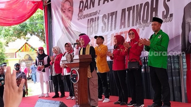 Istri calon presiden nomor urut 3 Ganjar Pranowo, Siti Atikoh Supriyanti saat kampanye di Lampung. (Suara.com/Bagaskara)