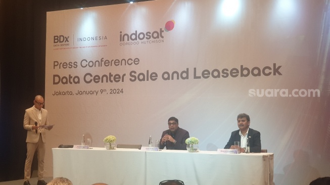 Jumpa pers penjualan data center Indosat Ooredoo Hutchison ke BDx Data Centers (BDx) di Jakarta, Selasa (9/1/2024). [Suara.com/Dythia Novianty]