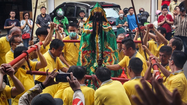 Warga keturunan Tionghoa mengarak patung Dewa Kwan Kong saat prosesi pemindahan ke gedung baru klenteng di Makassar, Sulawesi Selatan, Rabu (10/1/2024).  [ANTARA FOTO/Arnas Padda/aww]