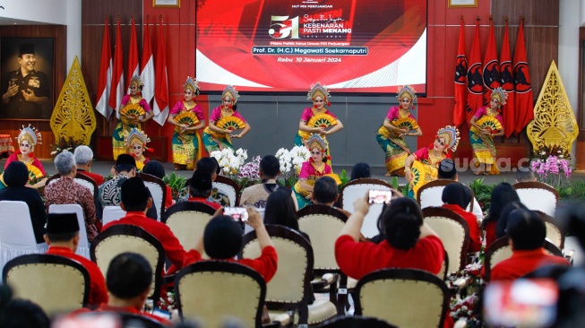 Suasana perayaan HUT ke-51 PDIP di Sekolah Partai Lenteng Agung, Jakarta, Rabu (10/1/2024). [Suara.com/Alfian Winanto]
