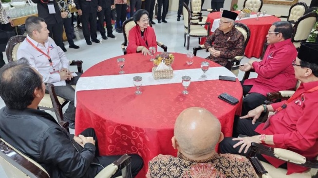 Ketua Umum PDIP Megawati Soekarnoputri, Wakil Presiden Ma'ruf Amin, Sekretaris Kabinet Pramono Anung, Sekjen PDIP Hasto Kristiyanto, Menkumham Yasonna H Laoly, Teten Masduki dan Prananda Prabowo duduk di meja bundar di acara HUT ke-51 PDIP, Jakarta Selatan, Rabu (10/1/2024). (Dok. DPP PDIP)