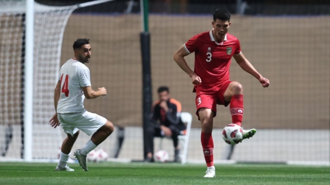 Bek Timnas Indonesia, Elkan Baggott (kanan) mengontrol bola dalam laga uji coba kontra Iran di Al Rayyan Training Site pada Selasa (9/1/2023) malam WIB.