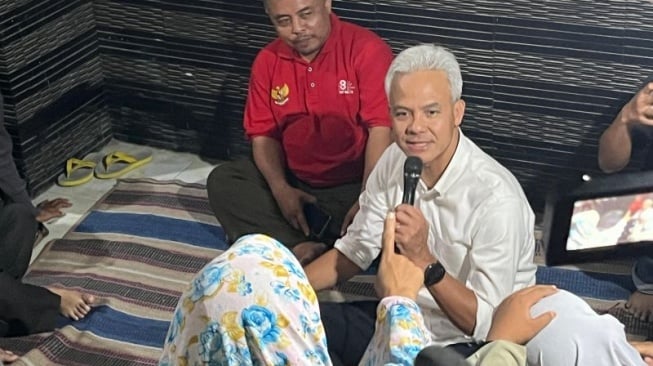 Capres RI Ganjar Pranowo menyapa warga di Jalan Arjuna, Kelurahan Slerok, Kecamatan Tegal Timur, Kota Tegal, Jawa Tengah, Rabu (10/1/2024). [Antara/Narda Margaretha Sinambela]