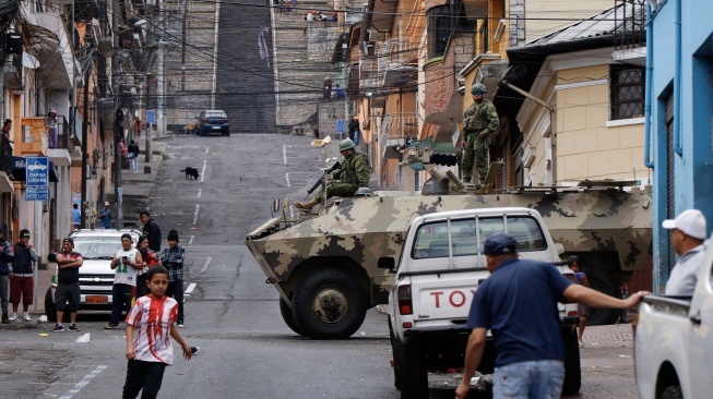 Pasukan militer berpatroli di pusat Kota Quito buntut kekacauan yang terjadi di Ekuador. (Foto: AFP)