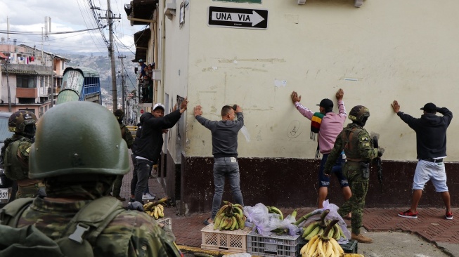 Pasukan militer Ekuador menangkap sejumlah orang buntut kekacauan di negara itu. (Foto: AFP)