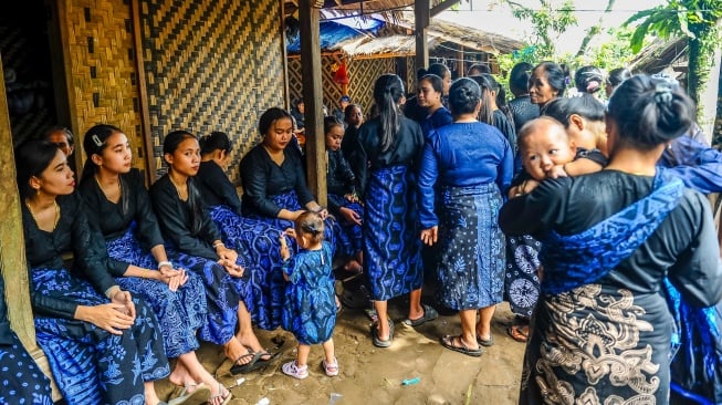 Sejumlah warga Suku Badui berkumpul saat acara akad pernikahan adat Badui di Kampung Kaduketug, Lebak, Banten, Kamis (11/1/2024).  [ANTARA FOTO/Muhammad Bagus Khoirunas/nz]
