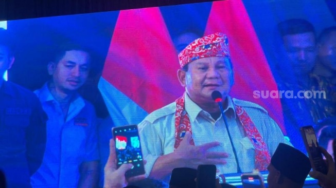 Calon presiden atau capres nomor urut 2, Prabowo Subianto saat bertemu relawan dalam acara Konsolidasi Relawan se-Provinsi Bengkulu di Balai Buntar, Kota Bengkulu, Kamis (11/1/2024). (Suara.com/Novian)