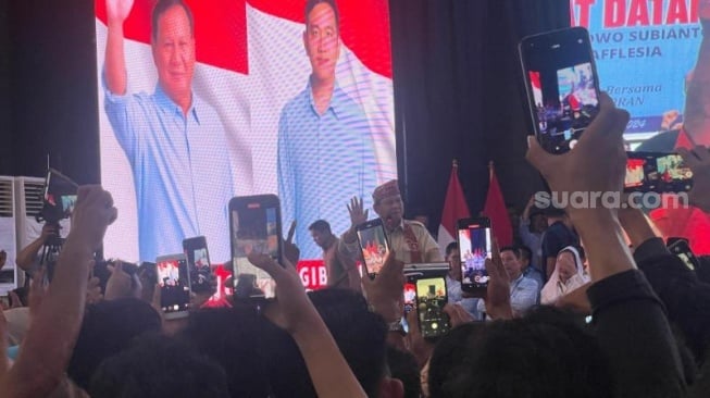 Calon presiden atau capres nomor urut 2, Prabowo Subianto saat bertemu relawan dalam acara Konsolidasi Relawan se-Provinsi Bengkulu di Balai Buntar, Kota Bengkulu, Kamis (11/1/2024). (Suara.com/Novian)