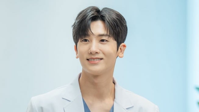 Potret Park Hyung Sik di Doctor Slump (Instagram/@jtbcdrama)