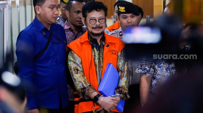 Tersangka Mantan Menteri Pertanian Syahrul Yasin Limpo (tengah) usai menjalani pemeriksaan di Bareskrim Mabes Polri, Jakarta, Kamis (11/1/2024). [Suara.com/Alfian Winanto]
