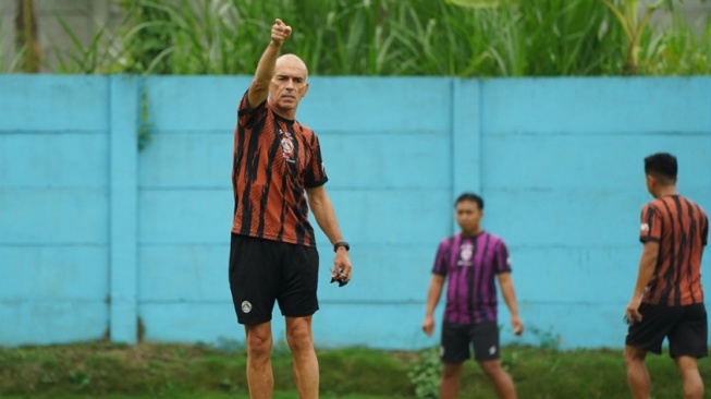 Pelatih Arema FC, Fernando Valente. (ligaindonesiabaru.com)