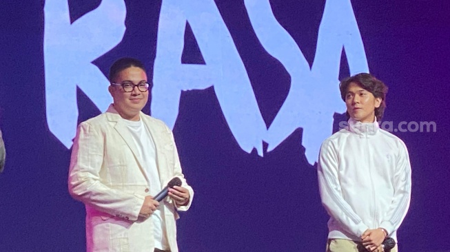 Iqbaal Ramadhan dan Umay Shahab di kawasan Kebayoran Lama, Jakarta Selatan, Rabu (10/1/2024). [Sara.com/Tiara Rosana]