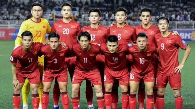 Para pemain Timnas Vietnam berpose sebelum pertandingan kualifikasi Piala Dunia 2026 antara Filipina dan Vietnam di Manila pada 16 November 2023.Ted ALJIBE / AFP