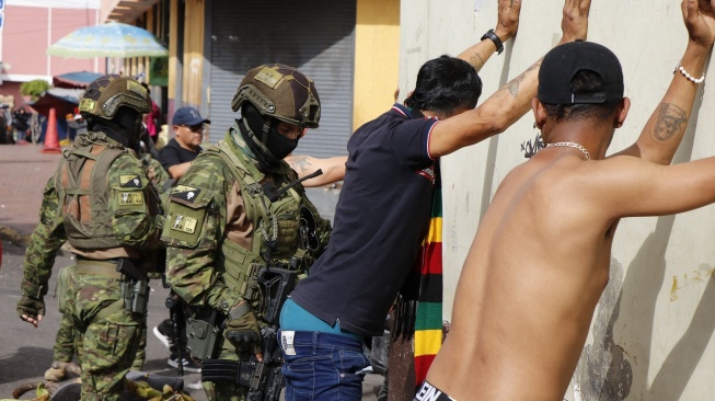 Pasukan militer Ekuador menangkap sejumlah orang buntut kekacauan di negara itu. (Foto: AFP)