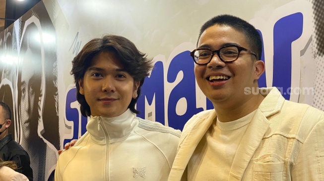 Iqbaal Ramadhan dan Umay Shahab di kawasan Kebayoran Lama, Jakarta Selatan, Rabu (10/1/2024). [Sara.com/Tiara Rosana]