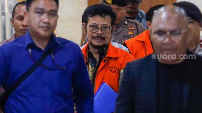 Tersangka Mantan Menteri Pertanian Syahrul Yasin Limpo (tengah) usai menjalani pemeriksaan di Bareskrim Mabes Polri, Jakarta, Kamis (11/1/2024). [Suara.com/Alfian Winanto]