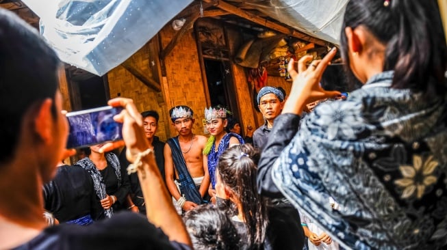 Warga Suku Badui berfoto bersama pengantin Badui di Kampung Kaduketug, Lebak, Banten, Kamis (11/1/2024).  [ANTARA FOTO/Muhammad Bagus Khoirunas/nz]