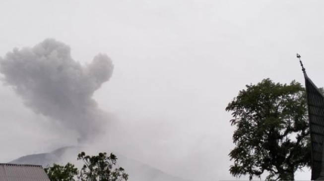 Lagi, Petugas Ungsikan Warga yang Bermukim dari Radius 4,5 Kilometer Gunung Marapi