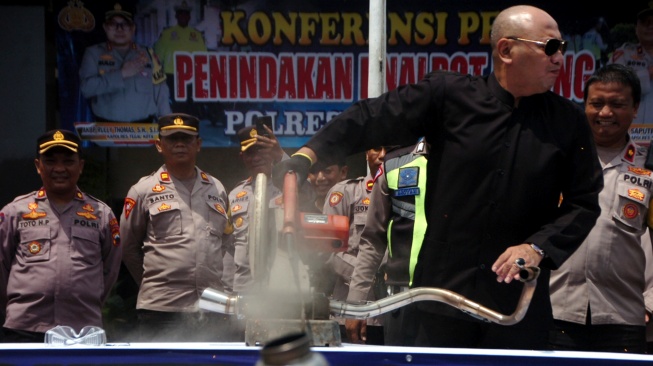 Wali Kota Tegal Dedy Yon Supriyono (tengah) memotong knalpot brong saat pemusnahan knalpot brong di Polres Tegal Kota, Jawa Tengah, Kamis (11/1/2024). [ANTARA FOTO/Oky Lukmansyah/nz]