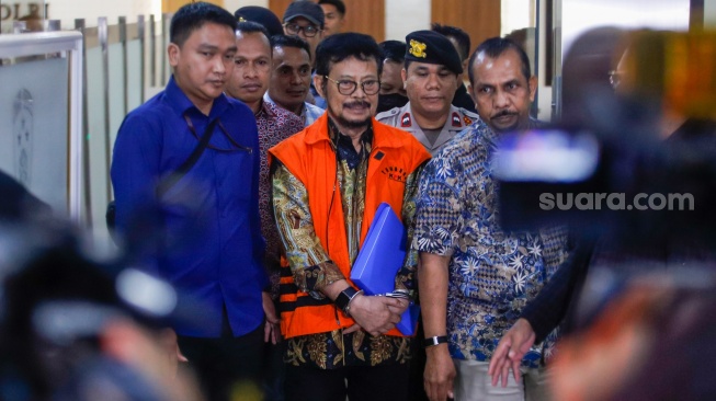 Tersangka Mantan Menteri Pertanian Syahrul Yasin Limpo (tengah) usai menjalani pemeriksaan di Bareskrim Mabes Polri, Jakarta, Kamis (11/1/2024). [Suara.com/Alfian Winanto]