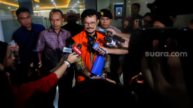 Tersangka Mantan Menteri Pertanian Syahrul Yasin Limpo (tengah) menemui awak media usai menjalani pemeriksaan di Bareskrim Mabes Polri, Jakarta, Kamis (11/1/2024). [Suara.com/Alfian Winanto]